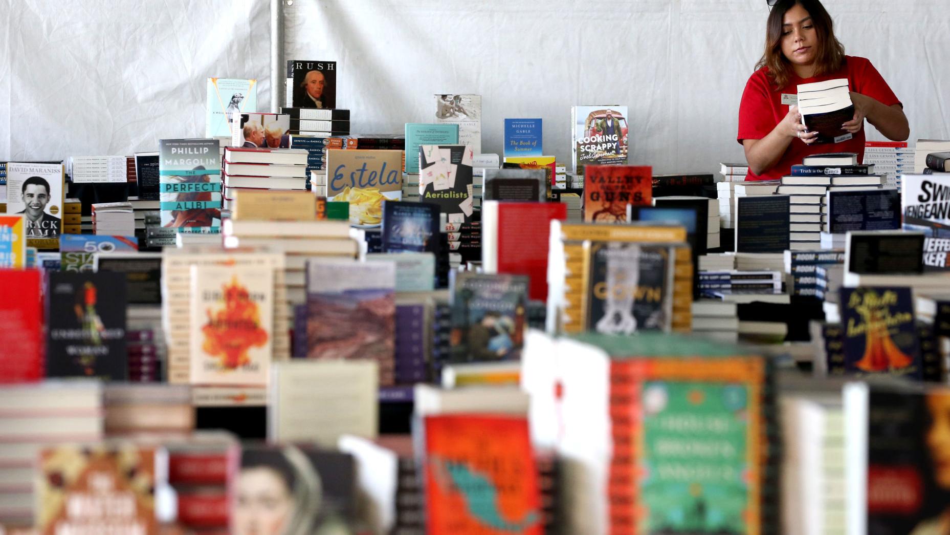 Venta especial en la UA de libros que llegaron para el festival